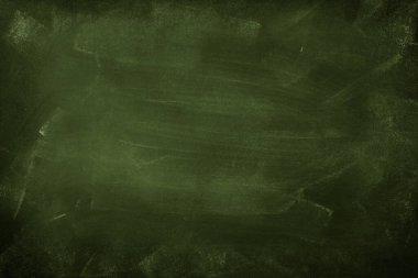 Yeşil karatahta arkaplanındaki tebeşir temizlendi