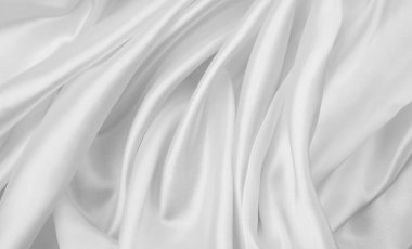 Dalgalanan beyaz ipek kumaş çizgilerinin yakınlaştırılması