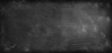 Tahta arka planda tebeşir temizlendi