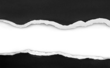 Düz arkaplanda yırtılmış siyah kağıt, kopyalamak için boşluk