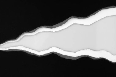 Düz arkaplanda yırtılmış siyah kağıt, kopyalamak için boşluk