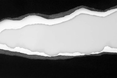 Düz arkaplanda yırtılmış siyah kağıt, kopyalamak için boşluk
