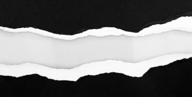 Düz arkaplanda yırtılmış siyah kağıt, kopyalamak için boşluk