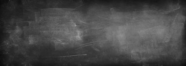 Tahta arka planda tebeşir temizlendi