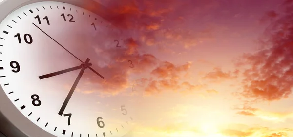 Часы Ярком Небе Время Летит — стоковое фото