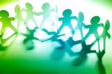 Kağıt zincire vurulan insanlar.