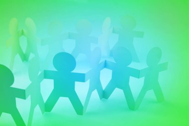 Kağıt zincire vurulan insanlar.