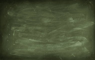 Yeşil karatahta arkaplanındaki tebeşir temizlendi