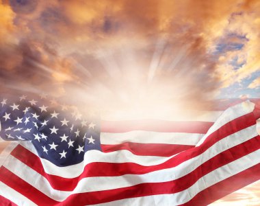 Parlak gökyüzünde Amerikan bayrağı