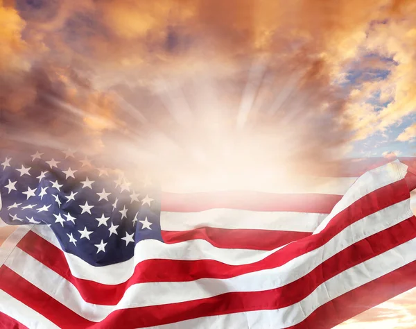 明亮天空中的美国国旗 — 图库照片