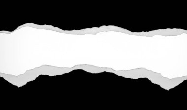 Düz arkaplanda yırtılmış siyah kağıt, kopyalamak için boşluk