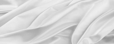 Dalgalanan beyaz ipek kumaş çizgilerinin yakınlaştırılması