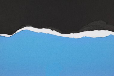 Mavi arkaplan üzerinde yırtılmış kağıt, kopyalamak için boşluk