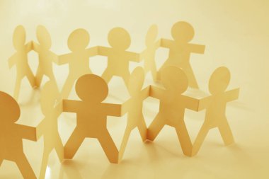 Kağıt zincir takımı el ele tutuşuyor. Takım çalışması. Ortaklık