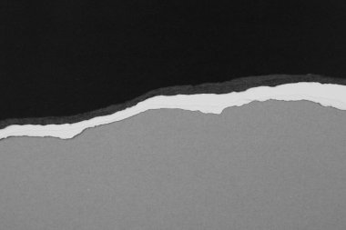 Gri arkaplan üzerinde yırtılmış siyah kağıt, kopyalamak için boşluk