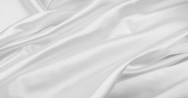 Dalgalanan beyaz ipek kumaş çizgilerinin yakınlaştırılması