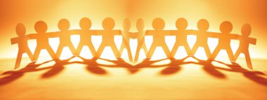 Kağıt zincir takımı el ele tutuşuyor. Takım çalışması. Ortaklık