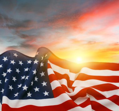 Güneşli gökyüzünde Amerikan bayrağı