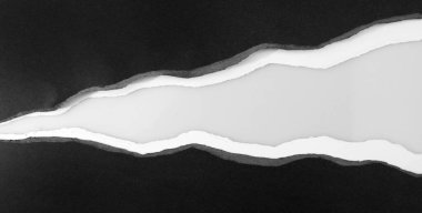 Düz arkaplanda yırtılmış siyah kağıt, kopyalamak için boşluk