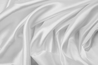 Dalgalanan beyaz ipek kumaş çizgilerinin yakınlaştırılması