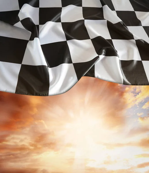 Damalı Bayrak Parlak Gökyüzü — Stok fotoğraf