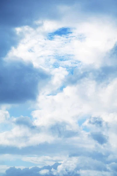 Flauschige Weiße Wolken Blauen Himmel — Stockfoto