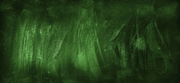 Yeşil karatahta arkaplanındaki tebeşir temizlendi