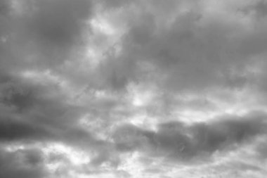 Gökyüzündeki gri bulutlar