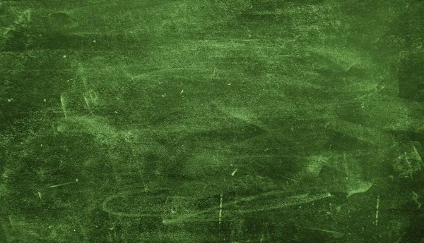粉笔在绿色黑板的背景上擦掉了 — 图库照片