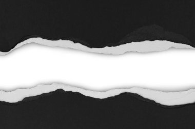 Düz arkaplanda yırtılmış siyah kağıt, kopyalamak için boşluk