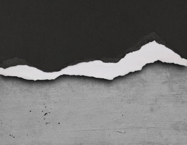 Beton zemindeki yırtık siyah kağıdın sınırı