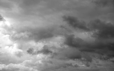 Gökyüzündeki gri bulutlar