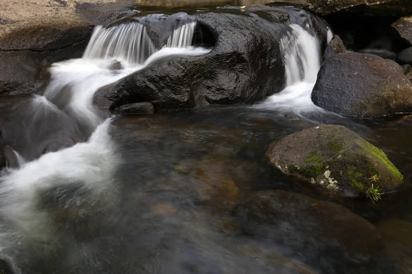 Voda Tekoucí Skalách Proudu — Stock fotografie