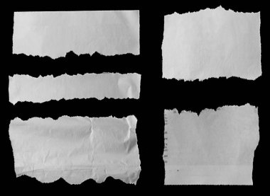 Siyah arka planda beş parça yırtık gazete