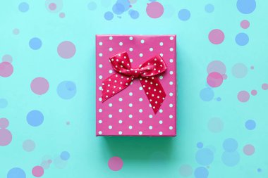 Festival arka plan, pastel arka plan üzerinde saten kurdele Fiyonklu hediye kutusu,