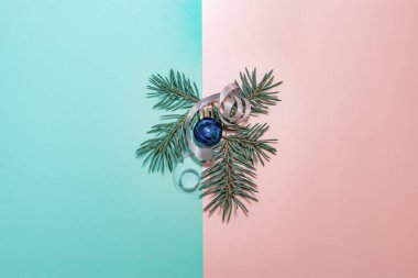 Arka plan için Mavi Ladin dalları ve süs eşyaları ile yeni yıl kartları için. Noel kartı. Üstten görünüm. Kopya alanı.