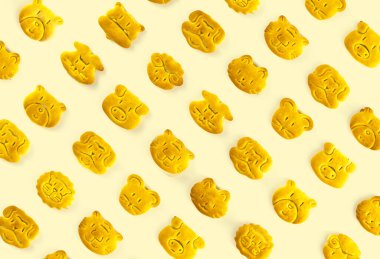 Çocuk kurabiyelerinin hafif arka planda komik hayvan kafaları şeklinde besin örnekleri.