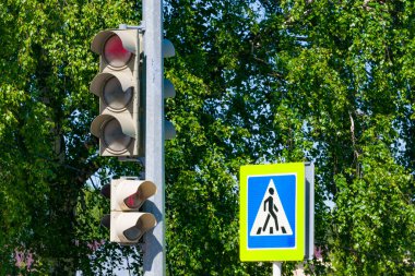 Yazın yaya geçidi ve trafik ışığı.