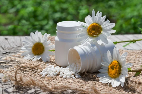 Conceito Homeopatia Bolas Homeopáticas Pílulas Frasco Plástico Flores Camomila Planta — Fotografia de Stock