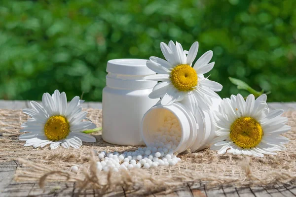Concepto Homeopatía Bolas Homeopáticas Pastillas Frasco Plástico Flores Planta Medicinal — Foto de Stock