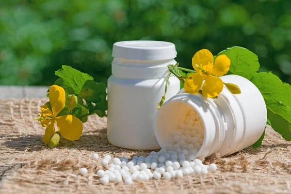 Der Begriff Homöopathie Homöopathische Kugeln Pillen Aus Einem Plastikglas Gelbe — Stockfoto