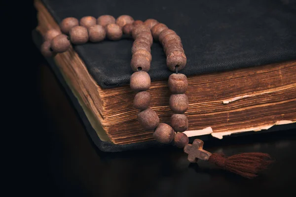 Buku Tua Dan Rosario Gereja Dengan Latar Belakang Hitam — Stok Foto