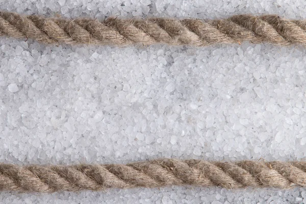 白色海盐背景上的海绳 — 图库照片