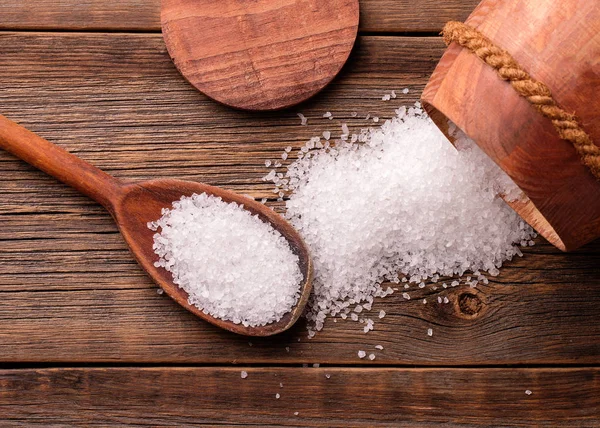 Salt Utspridda Ett Träbord Ett Fat Och Sked Med Salt — Stockfoto