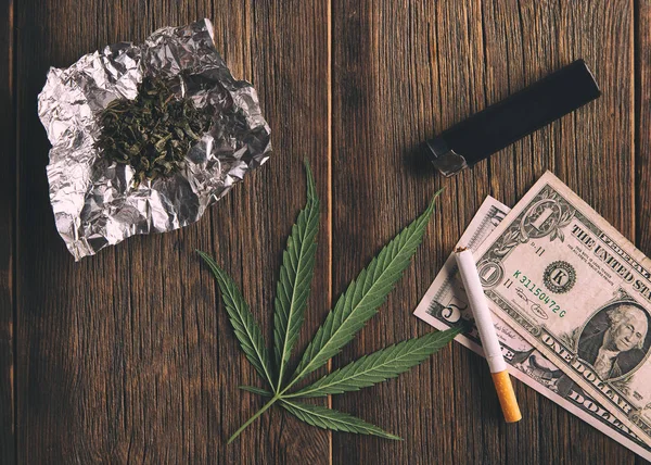 Marihuana Zigarette Und Geld Auf Holzuntergrund — Stockfoto