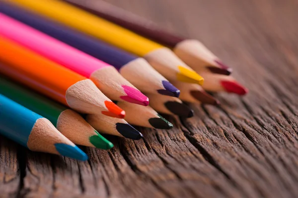 Ołówki Kolorowe Stole — Zdjęcie stockowe