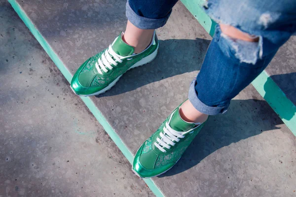 Κορίτσι Ragged Τζιν Και Αθλητικά Παπούτσια Πράσινο — Φωτογραφία Αρχείου