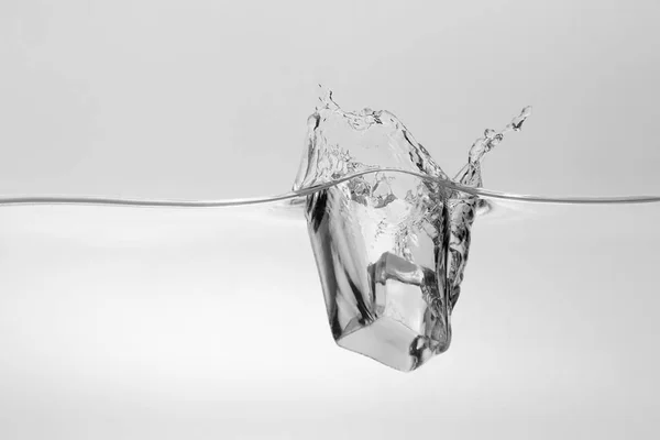 Morceau Glace Tombant Dans Eau Avec Une Éclaboussure — Photo