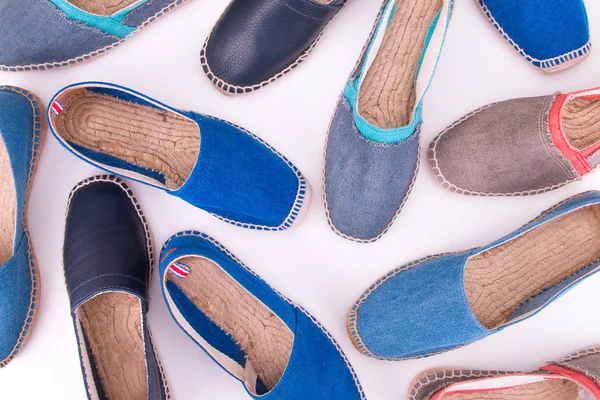 Espadrillos Kaotisk Ordning Färgade Espadrillos Vit Bakgrund — Stockfoto