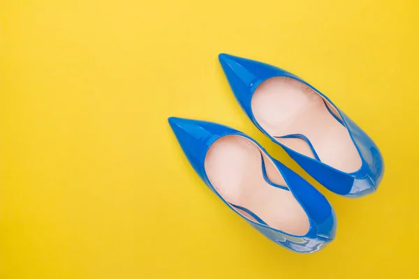 Γυναικών Μπλε Ψηλοτάκουνα Παπούτσια Μπλε Παπούτσια Κίτρινο Φόντο — Φωτογραφία Αρχείου